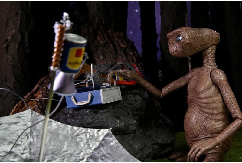 NECA - E.T 40 aniversario ULTIMATE DELUXE E.T WITH LED CHEST